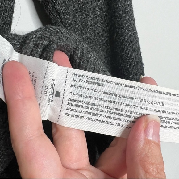 Abercrombie Womens Size XS Dark Grey Wool Blend V Neck Sweater Embroidered Logo - Picture 7 of 8